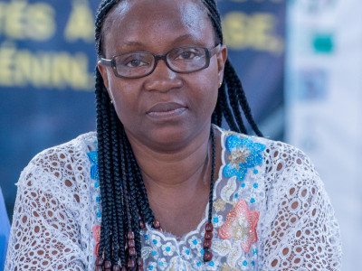 Aurore Saïzonou: Seule à la table, debout pour toutes