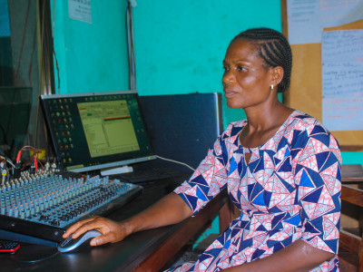 Ablavi Sessou "La gardienne du temps" : Minuit à la console, cinq heures à l'antenne