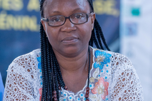 Aurore Saïzonou: Seule à la table, debout pour toutes